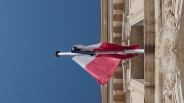 Marsilya, Fransa Palais du Pharo 'nun dışında bir Fransız bayrağı dalgalanıyor.