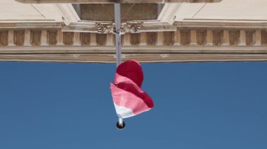 Marsilya, Fransa Palais du Pharo 'nun dışında bir Fransız bayrağı dalgalanıyor.