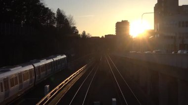 Stockholm, İsveç Bir açık hava metrosu veya Tunnelbana treni Telefon Planlama İstasyonu 'na yaklaşır.  