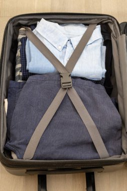 Stockholm, İsveç Katlanmış gömlek ve pantolonla dolu bir kamara çantası.