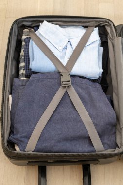Stockholm, İsveç Katlanmış gömlek ve pantolonla dolu bir kamara çantası.
