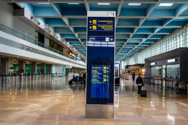 Marsilya, Fransa 13 Mart 2025 Yolcular Marsilya Havaalanı terminalinde.