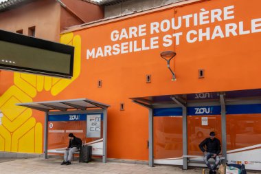 Marsilya, Fransa 14 Mart 2025 St. Charles tren istasyonundaki merkez otobüs durağında insanlar bekliyor..