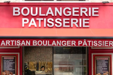 Marsilya, Fransa 14 Mart 2025. Boulangerie, bir kadın tezgahtar ve Sainte Caddesi 'nde bir tente.