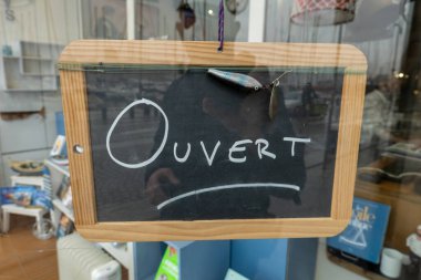 Marsilya, Fransa 14 Mart 2025 Bir mağazaya açılan bir levhada Fransızca Açık yazıyor