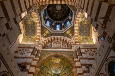 Marsilya, Fransa 14 Mart 2025 Basilique Notre-Dame de la Garde 'ın iç çatısı.