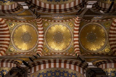 Marsilya, Fransa 14 Mart 2025 Basilique Notre-Dame de la Garde 'ın iç çatısı.