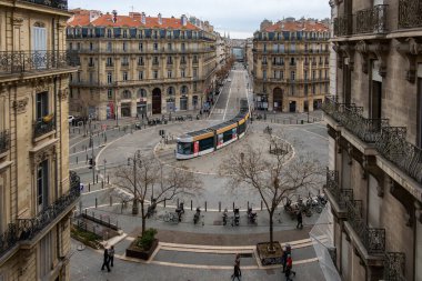 Marsilya, Fransa 14 Mart 2025 Sadi-Carnot Meydanı 'ndan bir tramvay geçiyor..