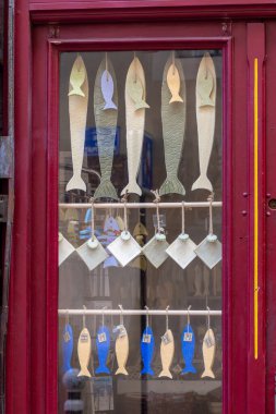 Marsilya, Fransa Marsilya Sabunu. Balık şeklinde. Le Panier semtinin butik vitrininde asılı..