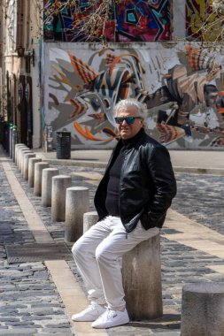 Marsilya, Fransa 14 Mart 2025. Le Panier bölgesinde bir erkek turist nöbet tutuyor..