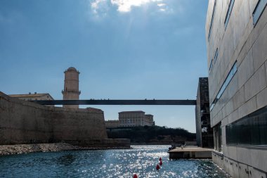 Marsilya, Fransa 15 Mart 2025 Mucem Müzesi ve Akdeniz kıyısındaki Saint-Jean Kalesi manzarası.