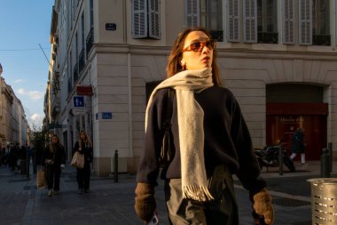 Marsilya, Fransa 14 Mart 2025 Gün batımında Rue Paradis 'te genç bir kadın yürüyor.
