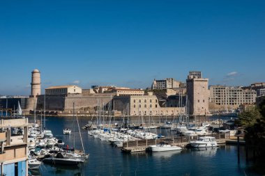 Marsilya, Fransa 14 Mart 2025 Saint-Jean Kalesi ile Le Vieux Limanı ve yelkenli manzarası.