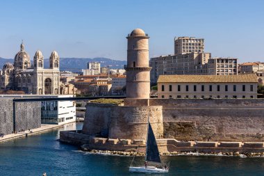 Marsilya, Fransa 14 Mart 2025 La Major Katedrali ve Fort Saint- Jean Le Vieux Limanı ya da Eski Liman manzarası.
