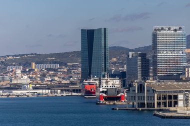 Marsilya, Fransa 14 Mart 2025 Ticari Marsilya Limanı ve modern şehir merkezi manzarası.