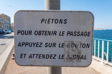 Marsilya, Fransa 14 Mart 2025 Corniche 'de bir işaret Fransızca diyor ki: Geçmek için düğmeye basın ve işareti bekleyin..