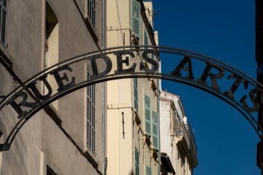 Marsilya, Fransa 'da Fransızca bir metal kemerli tabelada Rue Arts, veya Art Street, Le Vieux Limanı veya Old Port yazıyor..