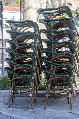 Marsilya, Fransa 16 Mart 2025 Verandada bir yığın restoran hasır sandalyesi.