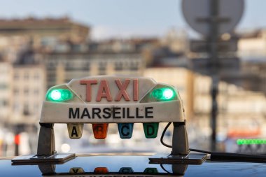 Marsilya, Fransa 16 Mart 2025 Vieux Limanı 'nda taksi tabelası..