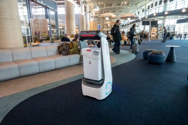 Marsilya, Fransa 17 Mart 2025. Bir çöp kutusu veya çöp robotu yolcuların çöplerini almak için havaalanında dolaşır..