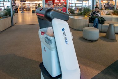 Marsilya, Fransa 17 Mart 2025. Bir çöp kutusu veya çöp robotu yolcuların çöplerini almak için havaalanında dolaşır..