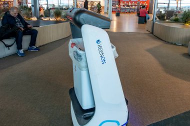 Marsilya, Fransa 17 Mart 2025. Bir çöp kutusu veya çöp robotu yolcuların çöplerini almak için havaalanında dolaşır..