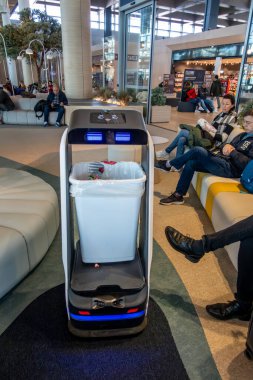 Marsilya, Fransa 17 Mart 2025. Bir çöp kutusu veya çöp robotu yolcuların çöplerini almak için havaalanında dolaşır..