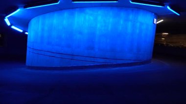 Stockholm, İsveç 'te bir adam mavi bir rampada tekerlekli bavulla yürüyor.. 