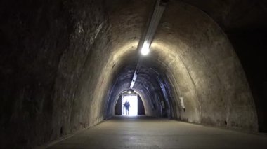 Zagreb, Hırvatistan. 2. Dünya Savaşı döneminden kalma bir sığınak olan Eski Kentteki tarihi Gri Tünelde bir adam yürüyor.