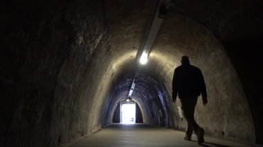 Zagreb, Hırvatistan. 2. Dünya Savaşı döneminden kalma bir sığınak olan Eski Kentteki tarihi Gri Tünelde bir adam yürüyor.