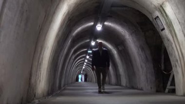 Zagreb, Hırvatistan. 2. Dünya Savaşı döneminden kalma bir sığınak olan Eski Kentteki tarihi Gri Tünelde bir adam yürüyor.