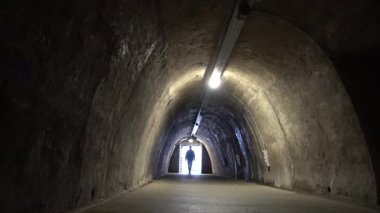 Zagreb, Hırvatistan. 2. Dünya Savaşı döneminden kalma bir sığınak olan Eski Kentteki tarihi Gri Tünelde bir adam yürüyor.