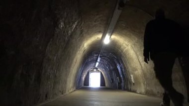 Zagreb, Hırvatistan. 2. Dünya Savaşı döneminden kalma bir sığınak olan Eski Kentteki tarihi Gri Tünelde bir adam yürüyor.