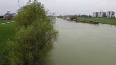 Zagreb, Hırvatistan Akan ve yeşil Sava Nehri manzaralı.