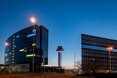 Stockholm, İsveç. Arlanda Havaalanı 'nda bir otel ve hava kontrol kulesi..