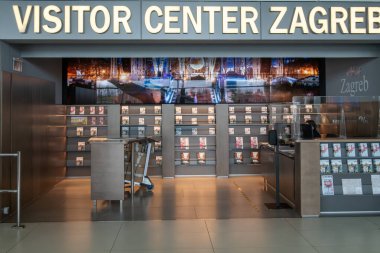 Zagreb, Hırvatistan 24 Mart 2025 Zagreb Havaalanında bir ziyaretçi merkezi ve imza.