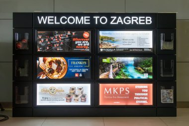 Zagreb, Hırvatistan 24 Mart 2025 Havaalanı ve havaalanı işaretlerinde Zagreb 'e hoş geldiniz.