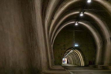 Zagreb, Hırvatistan 24 Mart 2025 Eski Kentteki tarihi Gric Tüneli 'nde yürüyen 2. Dünya Savaşı döneminden kalma bir sığınak.