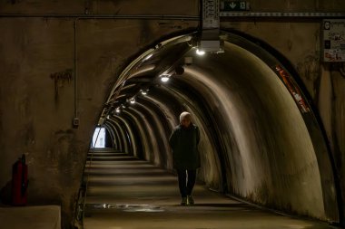 Zagreb, Hırvatistan 24 Mart 2025 Eski Kentteki tarihi Gric Tüneli 'nde yürüyen 2. Dünya Savaşı döneminden kalma bir sığınak.