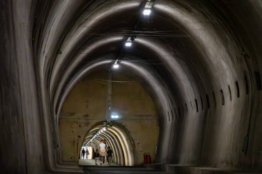 Zagreb, Hırvatistan 24 Mart 2025 Eski Kentteki tarihi Gric Tüneli 'nde yürüyen 2. Dünya Savaşı döneminden kalma bir sığınak.