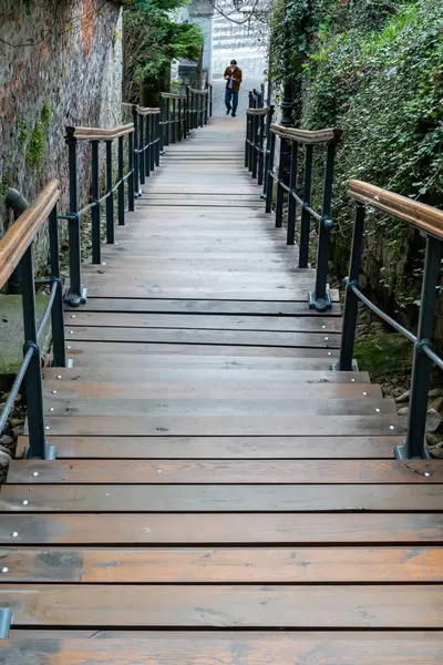 Zagreb, Hırvatistan 24 Mart 2025 Eski kentteki Erkek Stube caddesinde bir kişi dik basamaklardan aşağı yürüyor.