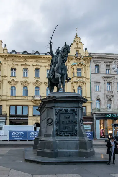 Zagreb, Hırvatistan 24 Mart 2025 Ban Jelaciç staue yakınlarındaki Jelaciç Meydanı 'nda duran.