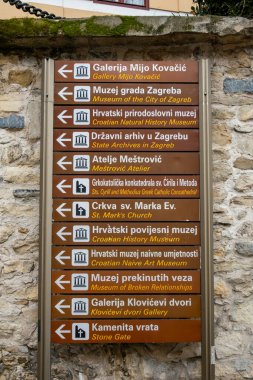 Zagreb, Hırvatistan 24 Mart 2025 Yukarı Kentte tarihi manzaralar için yön işaretleri.