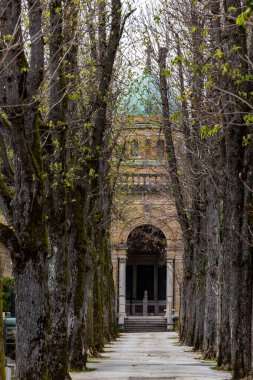 Zagreb, Hırvatistan 24 Mart 2025 Tarihi Mirogoj Mezarlığı üzerinde bir ara sokak.