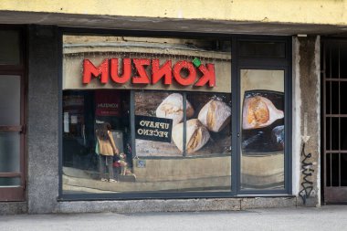 Zagreb, Hırvatistan 24 Mart 2025 Karşıt bir mağazanın büyük vitrininde bir Konzum süpermarketinin yansıması.