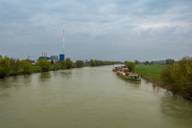 Zagreb, Hırvatistan 24 Mart 2025 Eski nehir tekneleri şehir merkezindeki Sava Nehri 'ne kenetlendi.