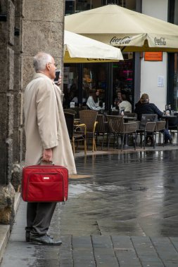 Zagreb, Hırvatistan 24 Mart 2025 Masarykova ul 'da bir işadamı telefonda konuşuyor.