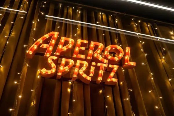 Zagreb, Hırvatistan 24 Mart 2025 Alkollü bir içecek olan Aperol Spritz 'in restoran vitrininde bir tabela.