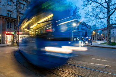 Zagreb, Hırvatistan 27 Mart 2025 Upper Town 'da gece bulanık mavi bir tramvay.