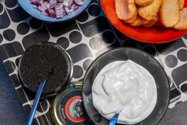 Stockholm, İsveç 29 Mart 2025 Kremalı, soğanlı ve krakerli Karadeniz havyarı.